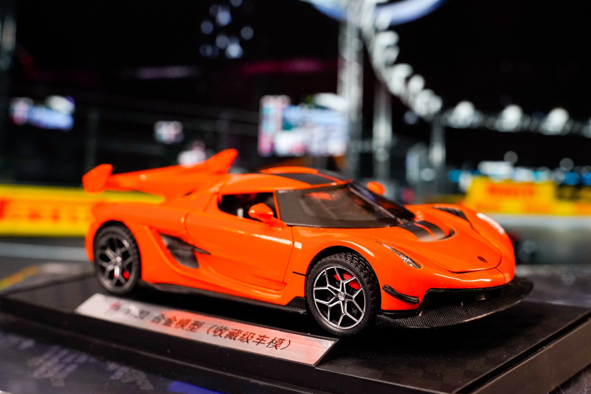  [1:32] Mô hình xe Fullbox có đế trưng bày 