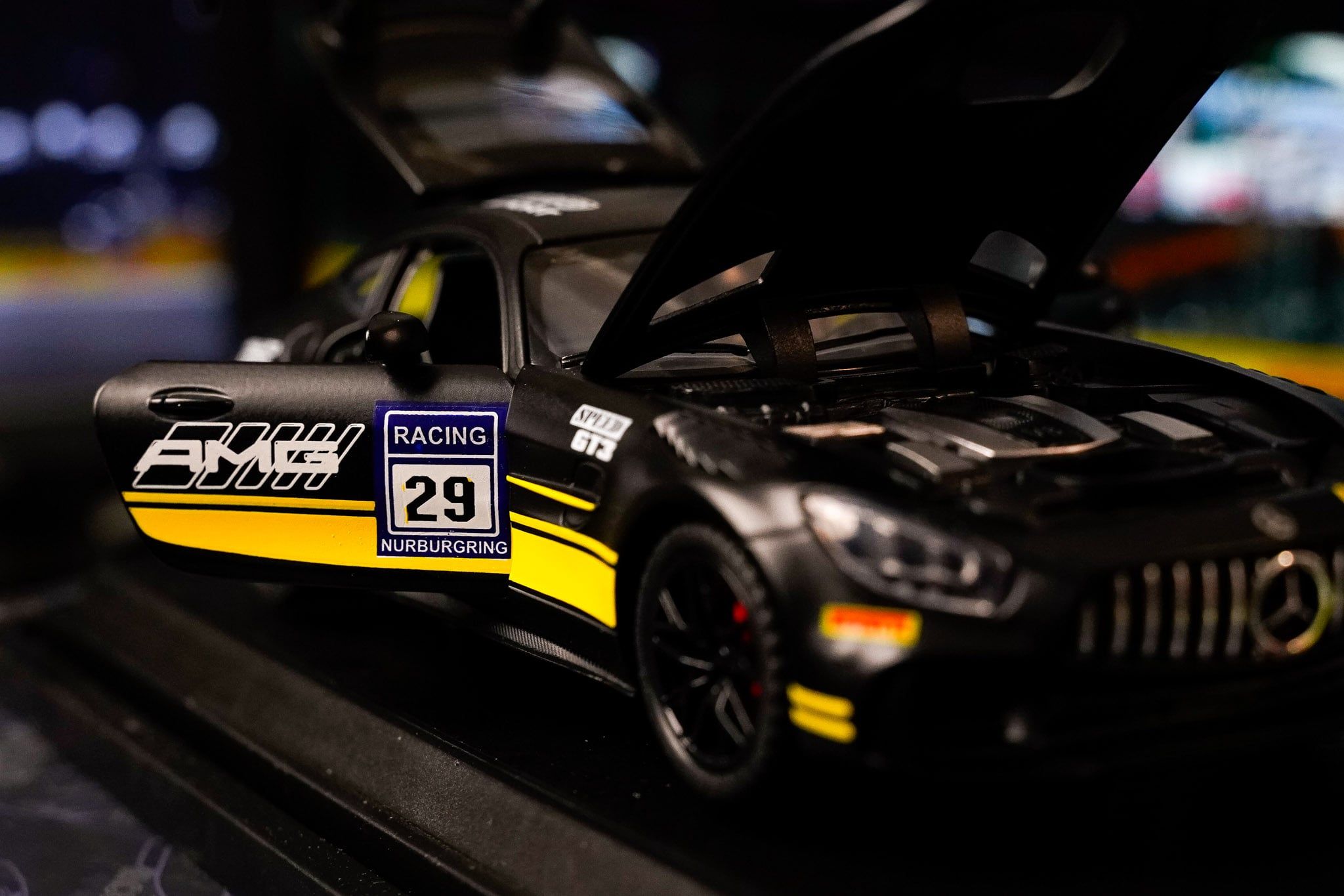  [1:32] Mô hình xe Fullbox có đế trưng bày 