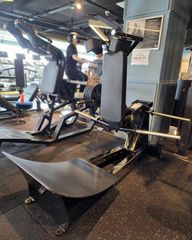 MÁY ĐẠP CHÂN︱PLATE LOADED SQUAT︱VNS001