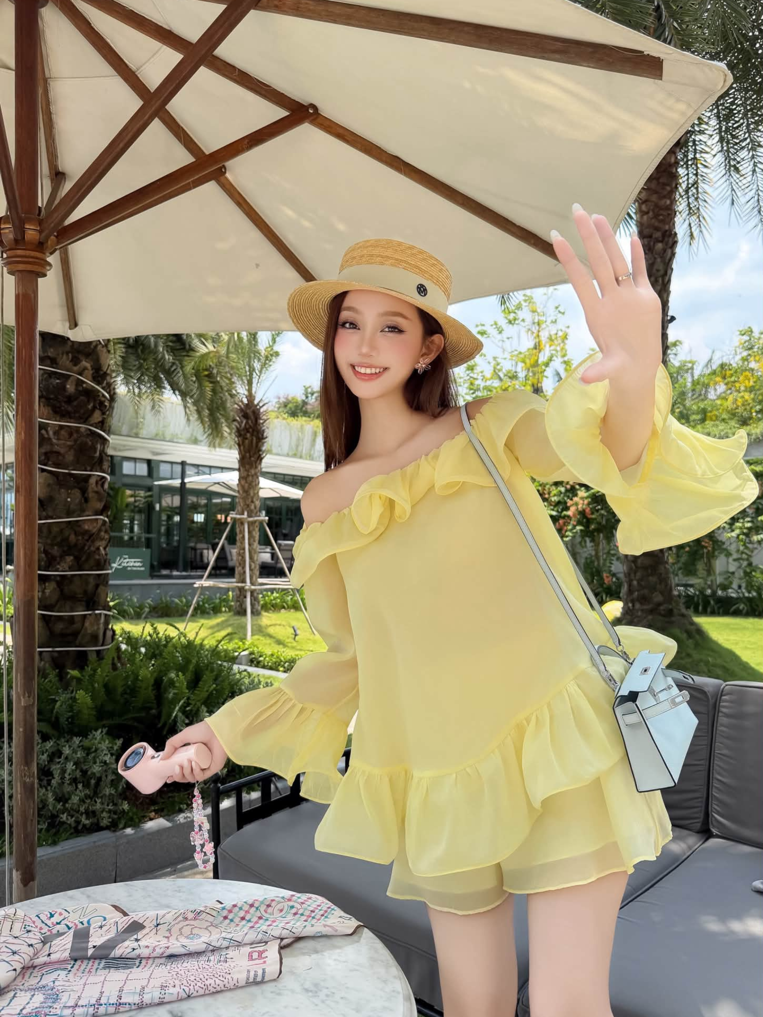 เซ็ต เสื้อ BẸT ไหล่ ระบาย กางเกง ขาสั้น