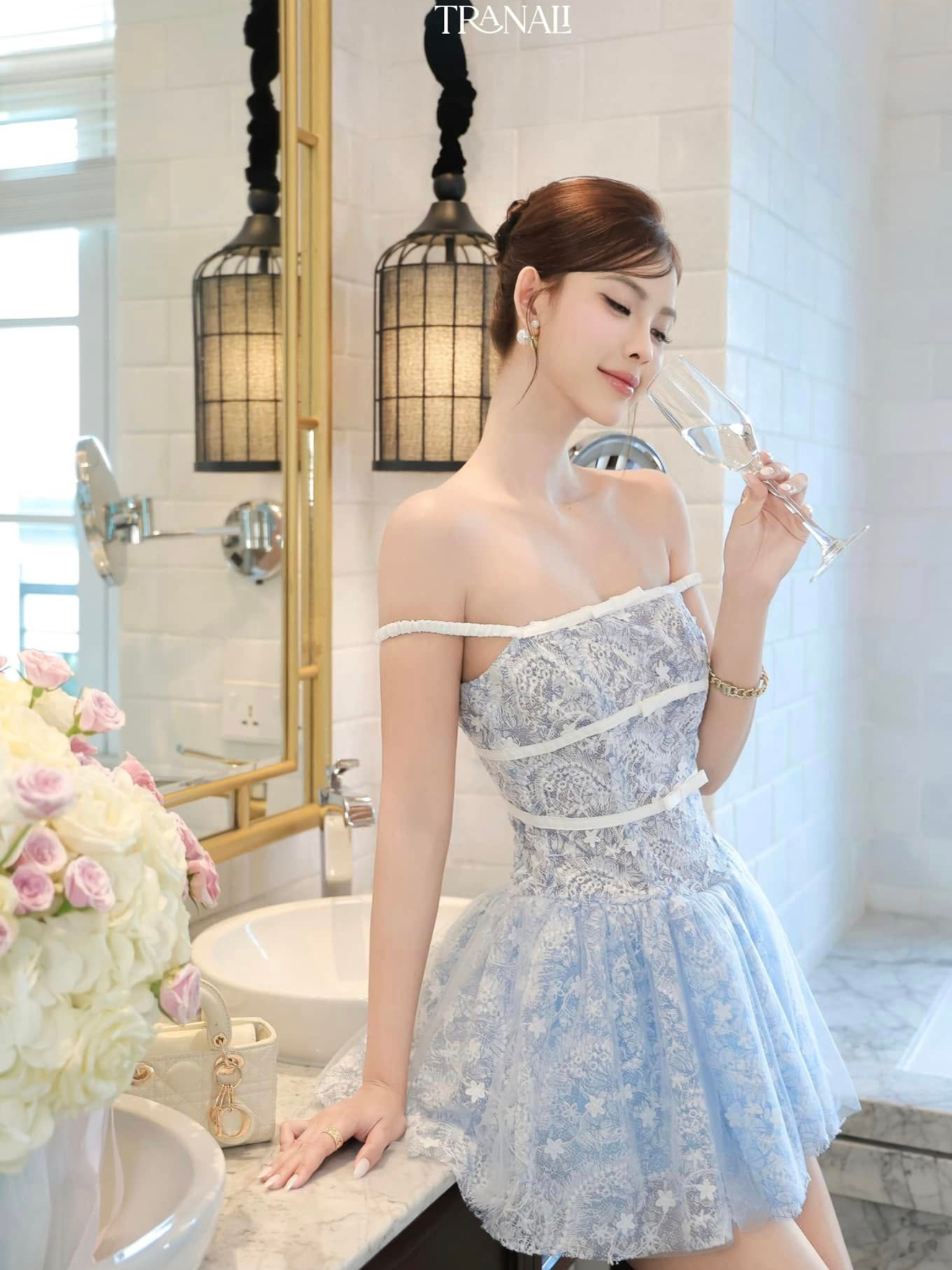 เดรส ลูกไม้ BẸT ไหล่ บาน ชายกระโปรง ตัดต่อ โบว์ โชว์หลัง