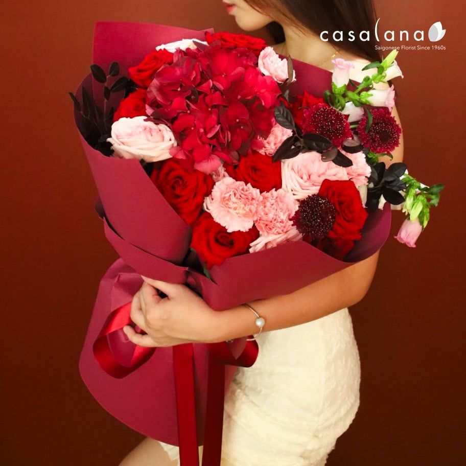  Bó Tú Cầu Mix Hoa Phụ Tone Đỏ Hồng 