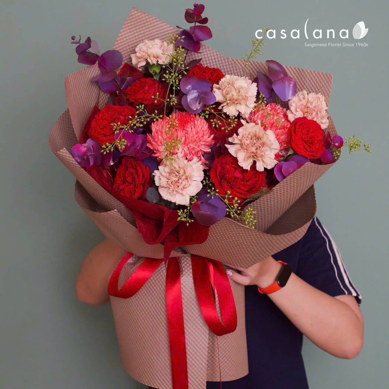  Bó 2 cúc đỏ mix cẩm chướng caramel 