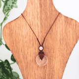 Vòng Cổ Macrame Đồng Điếu Thạch Anh Hồng – Biểu Tượng May Mắn Và Tình Yêu