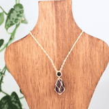 Vòng cổ macrame đá Garnet kết hợp Black Obsidian – Năng lượng bảo hộ và đam mê