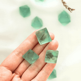 Green Fluorite thô hình cắt giác mang năng lượng tình yêu và bình yên