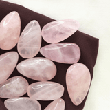 Thạch Anh Hồng (Rose Quartz) mài dáng giọt nước mang năng lượng tình yêu