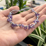Vòng tay đá thạch anh tím (amethyst) mang lại năng lượng bình yên giúp làm dịu tâm trí, giảm căng thẳng