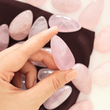 Thạch Anh Hồng (Rose Quartz) mài dáng giọt nước mang năng lượng tình yêu