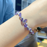Vòng tay đá thạch anh tím (amethyst) mang lại năng lượng bình yên giúp làm dịu tâm trí, giảm căng thẳng