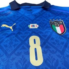 ÁO BÓNG ĐÁ ITALIA 2020/21 CHÍNH HÃNG SÂN NHÀ PLAYER - 762919-01 ( NAMESET JORGINHO-8, PATCH EURO + RESCPECT, MATCH DETAILS CHUNG KẾT EURO 2021 ,ÁO BỊ BẠC MÀU 1 SỐ CHỖ NHƯ TRÊN HÌNH, 8/10)