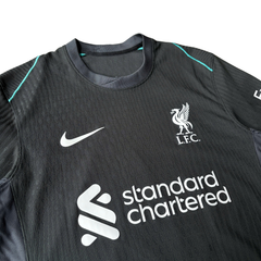 ÁO BÓNG ĐÁ LIVERPOOL 2024/25 SÂN KHÁCH CHÍNH HÃNG PLAYER - VAN DIJK #4 + PATCH C1 - FN8761-322.