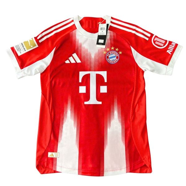 ÁO BÓNG ĐÁ BAYERN MUNICH 2025/26 SÂN NHÀ CHÍNH HÃNG PLAYER - PATCH VÔ ĐỊCH BUNDESLIGA + NAMESET OLISE - JJ2144
