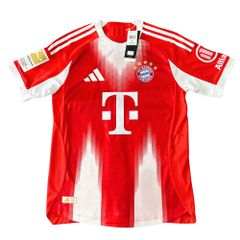ÁO BÓNG ĐÁ BAYERN MUNICH 2025/26 SÂN NHÀ CHÍNH HÃNG PLAYER - PATCH VÔ ĐỊCH BUNDESLIGA + NAMESET OLISE - JJ2144