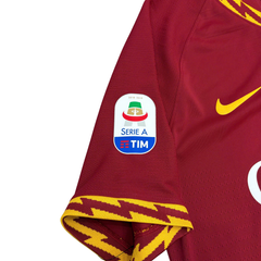 ÁO BÓNG ĐÁ AS ROMA 2019/20 SÂN NHÀ CHÍNH HÃNG PLAYER + PATCH SERIE A & PATCH KỈ NIỆM DE ROSSI + DE ROSSI #16