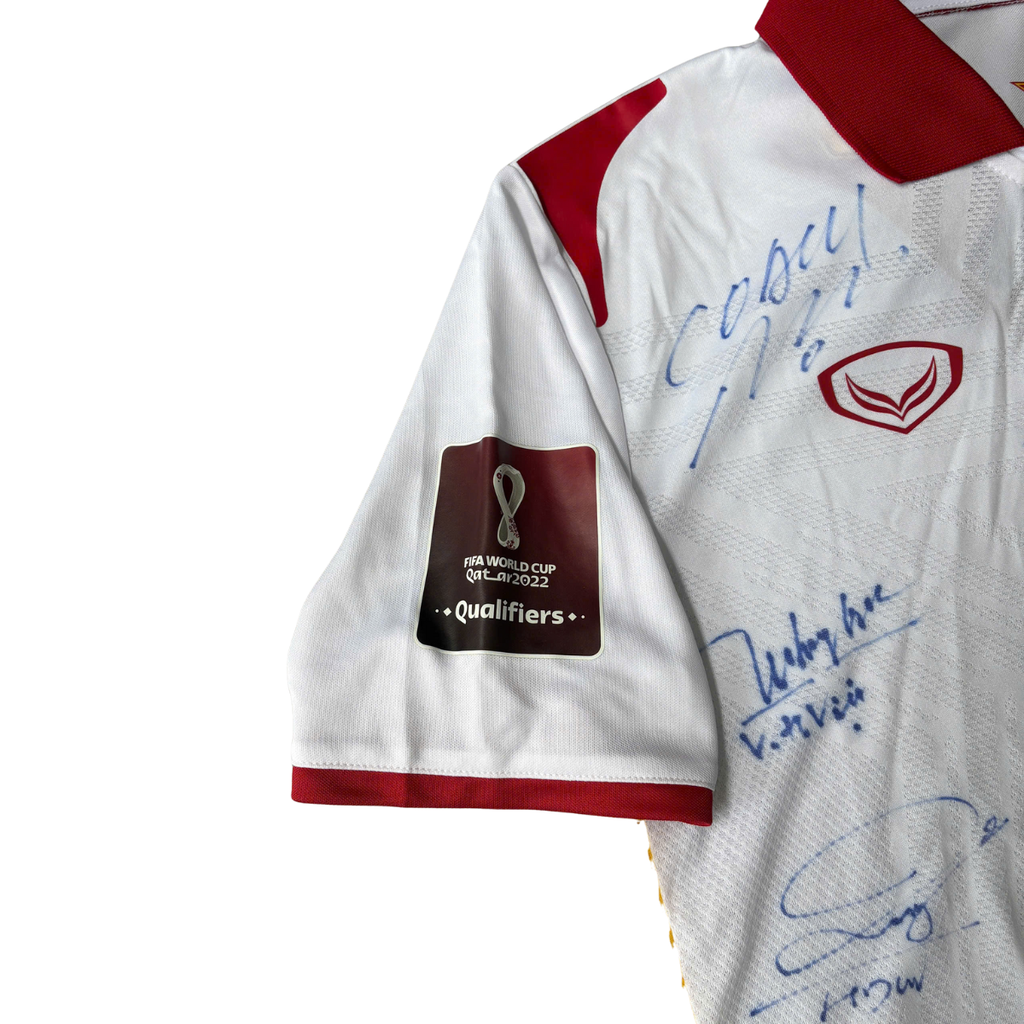 ÁO BÓNG ĐÁ VIỆT NAM 2021 SÂN KHÁCH CHÍNH HÃNG PLAYER + PATCH VÒNG LOẠI WORLD CUP 2022 + CHỮ KÍ CẦU THỦ