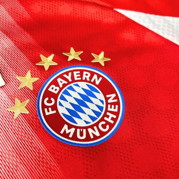 ÁO BÓNG ĐÁ BAYERN MUNICH 2025/26 SÂN NHÀ CHÍNH HÃNG PLAYER - PATCH VÔ ĐỊCH BUNDESLIGA + NAMESET OLISE - JJ2144