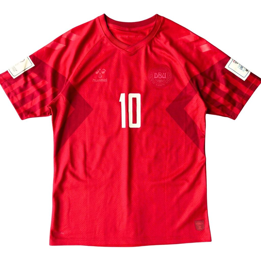 ÁO BÓNG ĐÁ ĐAN MẠCH 2022/23 CHÍNH HÃNG SÂN NHÀ FAN 218713 - NAME PATCH WORLD CUP ERIKSEN