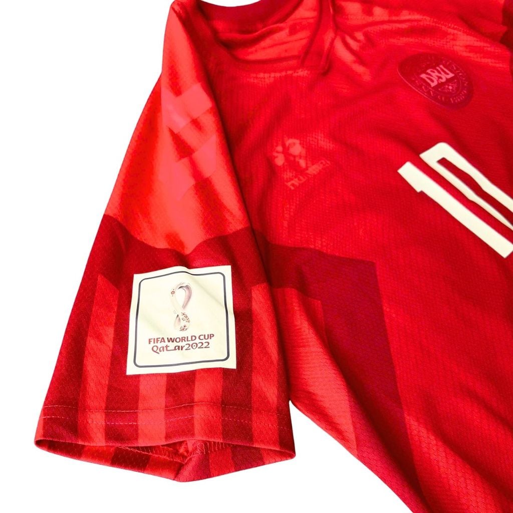 ÁO BÓNG ĐÁ ĐAN MẠCH 2022/23 CHÍNH HÃNG SÂN NHÀ FAN 218713 - NAME PATCH WORLD CUP ERIKSEN