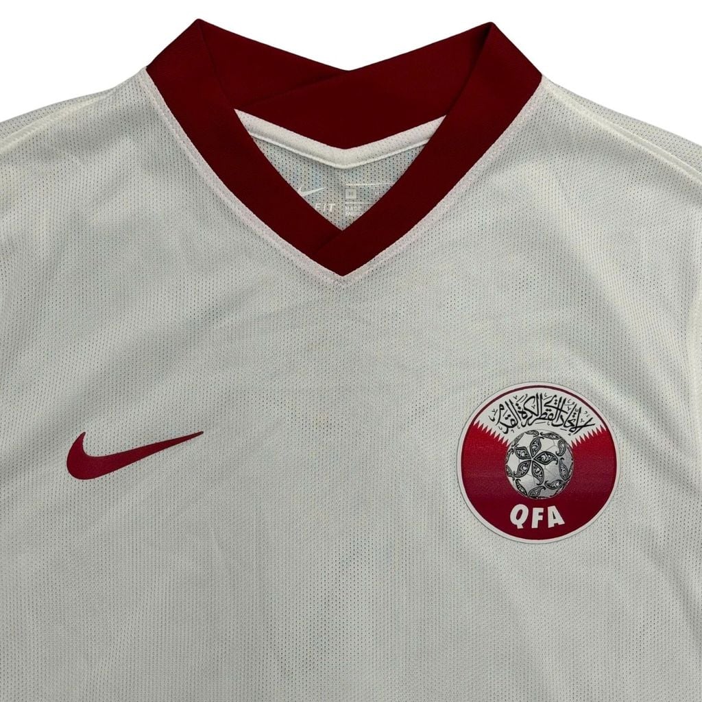 ÁO BÓNG ĐÁ ĐỘI TUYỂN QATAR 2022/23 CHÍNH HÃNG SÂN NHÀ FAN CD8103-100 - PATCH FIFA WORLD CUP SIZE M (UK)