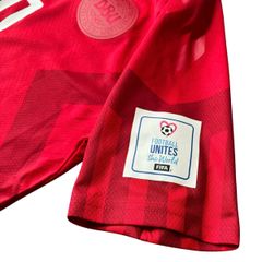 ÁO BÓNG ĐÁ ĐAN MẠCH 2022/23 CHÍNH HÃNG SÂN NHÀ FAN 218713 - NAME PATCH WORLD CUP ERIKSEN