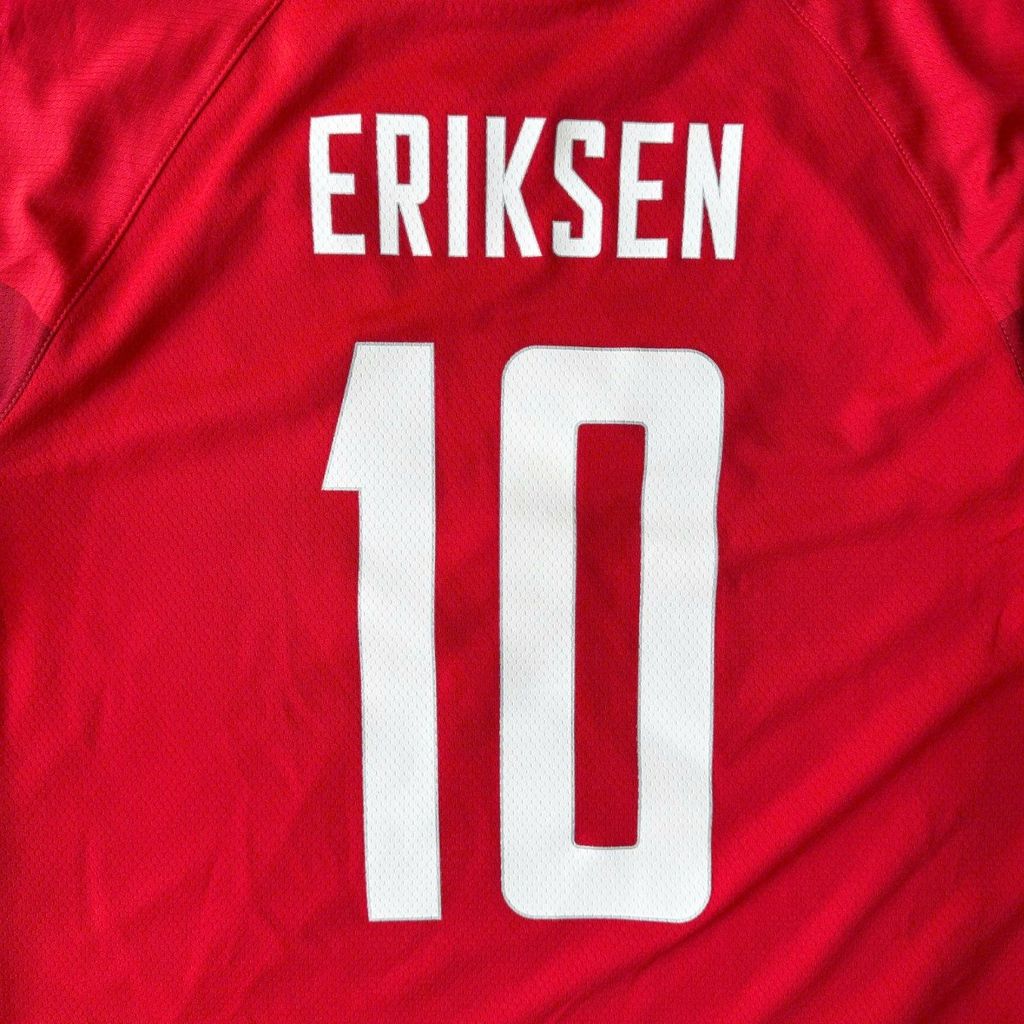 ÁO BÓNG ĐÁ ĐAN MẠCH 2022/23 CHÍNH HÃNG SÂN NHÀ FAN 218713 - NAME PATCH WORLD CUP ERIKSEN
