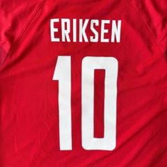 ÁO BÓNG ĐÁ ĐAN MẠCH 2022/23 CHÍNH HÃNG SÂN NHÀ FAN 218713 - NAME PATCH WORLD CUP ERIKSEN