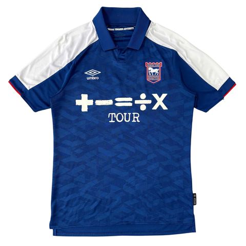 ÁO BÓNG ĐÁ IPSWICH TOWN 2023/24 SÂN NHÀ CHÍNH HÃNG FAN + BROADHEAD #33