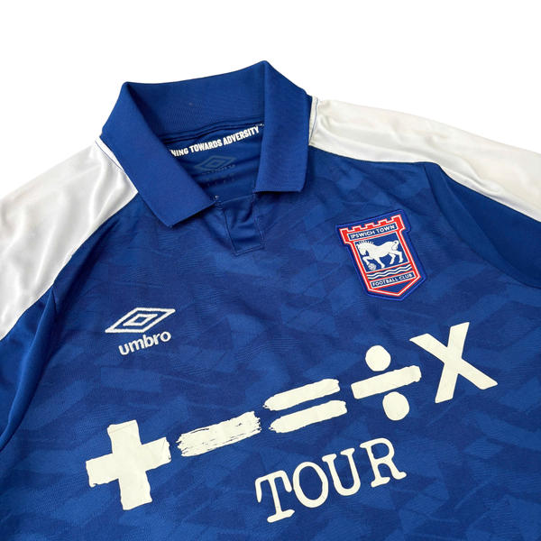 ÁO BÓNG ĐÁ IPSWICH TOWN 2023/24 SÂN NHÀ CHÍNH HÃNG FAN + BROADHEAD #33