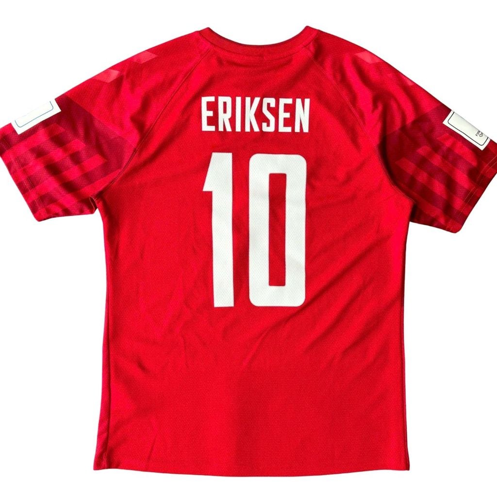 ÁO BÓNG ĐÁ ĐAN MẠCH 2022/23 CHÍNH HÃNG SÂN NHÀ FAN 218713 - NAME PATCH WORLD CUP ERIKSEN