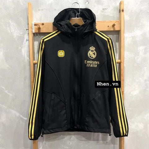 ÁO KHOÁC GIÓ REAL MADRID ĐEN SỌC VÀNG DÀI 2023/24