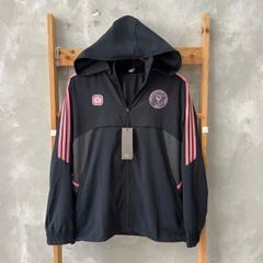 ÁO KHOÁC GIÓ INTER MIAMI ĐEN SỌC HỒNG 2023/24