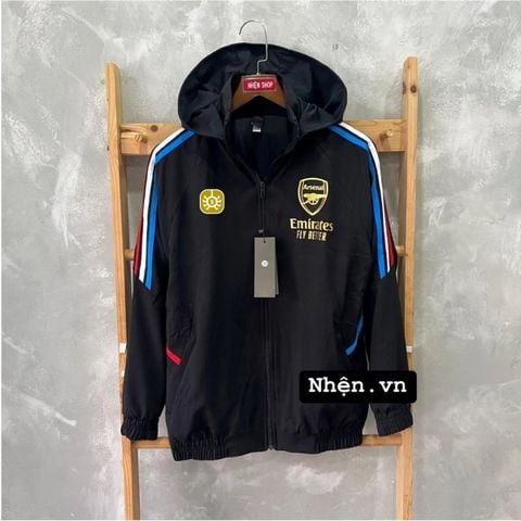 ÁO KHOÁC GIÓ ARSENAL ĐEN SỌC 3 MÀU 2023/24
