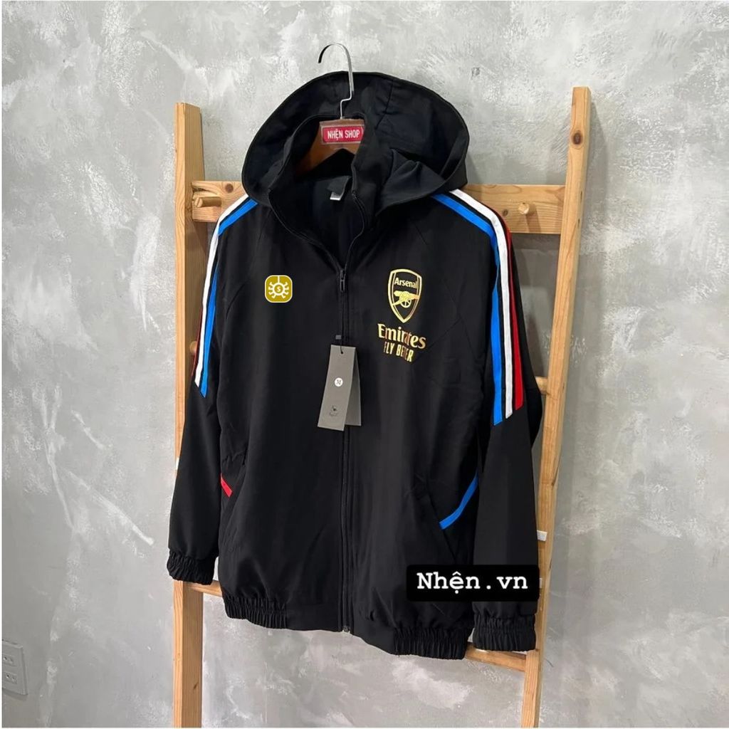 ÁO KHOÁC GIÓ ARSENAL ĐEN SỌC 3 MÀU 2023/24