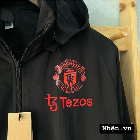 ÁO KHOÁC GIÓ MANCHESTER UNITED 2023/24 ĐEN PHỐI SỌC XANH NGỌC SỌC ĐỎ