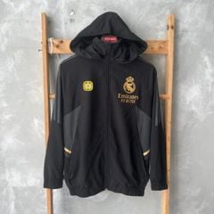 ÁO KHOÁC GIÓ REAL MADRID ĐEN SỌC XÁM THÂN XÁM 2023/24