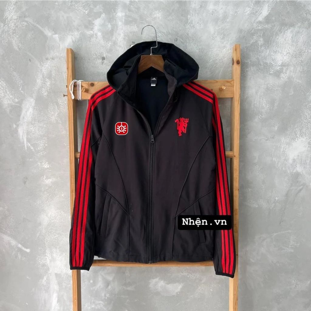 ÁO KHOÁC MUFC HOJLUND 2023 ĐEN SỌC ĐỎ DÀI