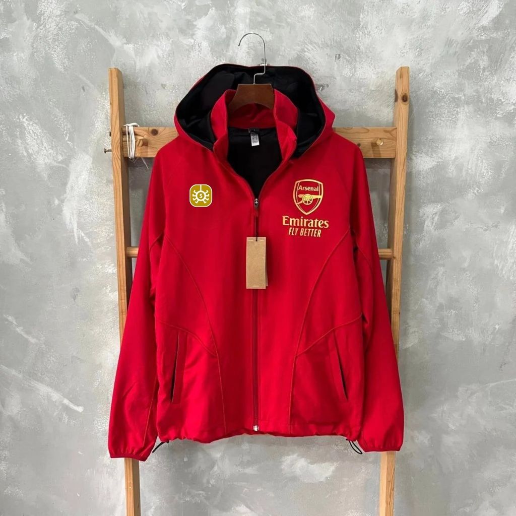 ÁO KHOÁC GIÓ ARSENAL ĐỎ TRƠN LOGO VÀNG GOLD 2023/24