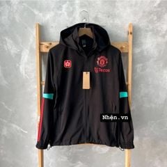 ÁO KHOÁC GIÓ MANCHESTER UNITED 2023/24 ĐEN PHỐI SỌC XANH NGỌC SỌC ĐỎ
