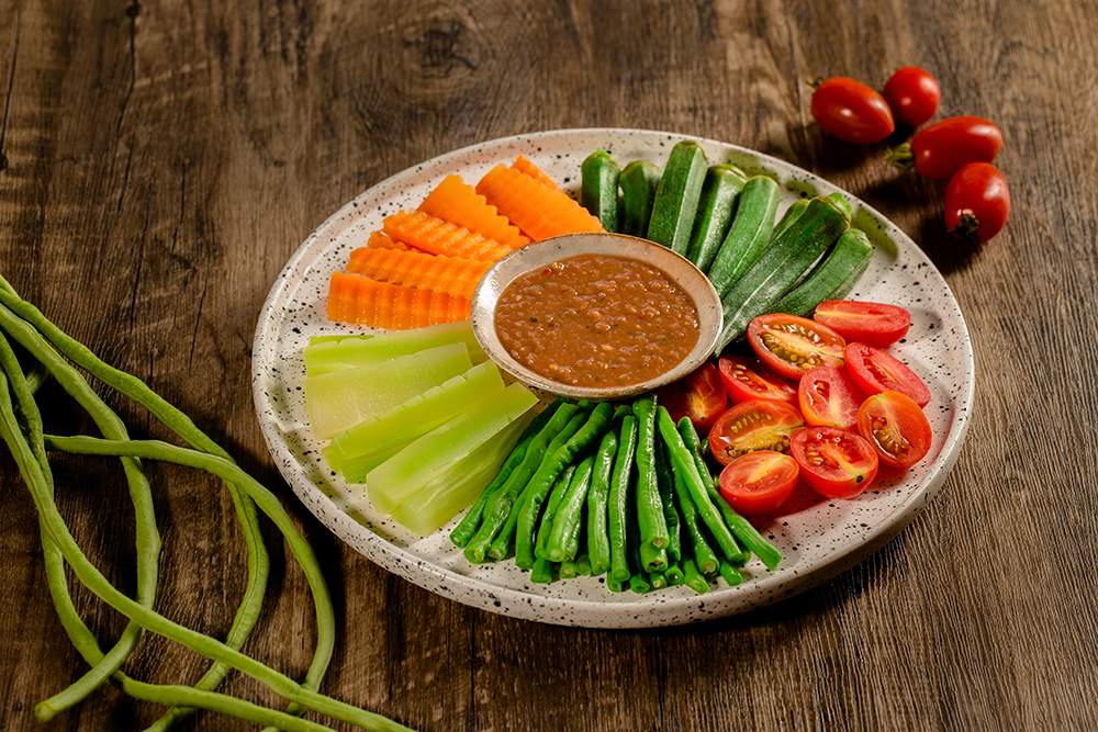  Rau củ quả chấm mắm thái 