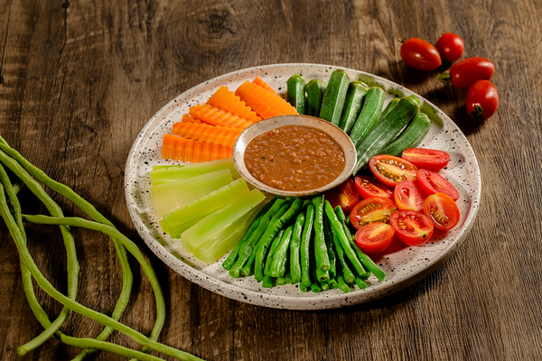  Rau củ quả chấm mắm thái 