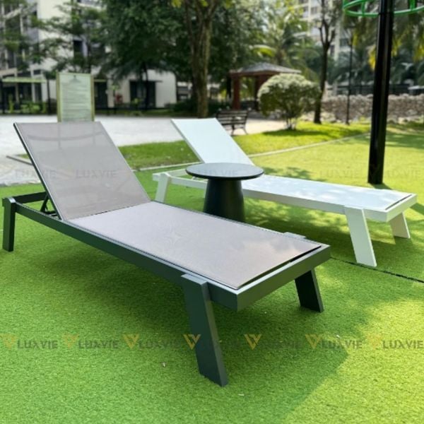 Cặp ghế hồ bơi được kết nối bởi chiếc bàn trà