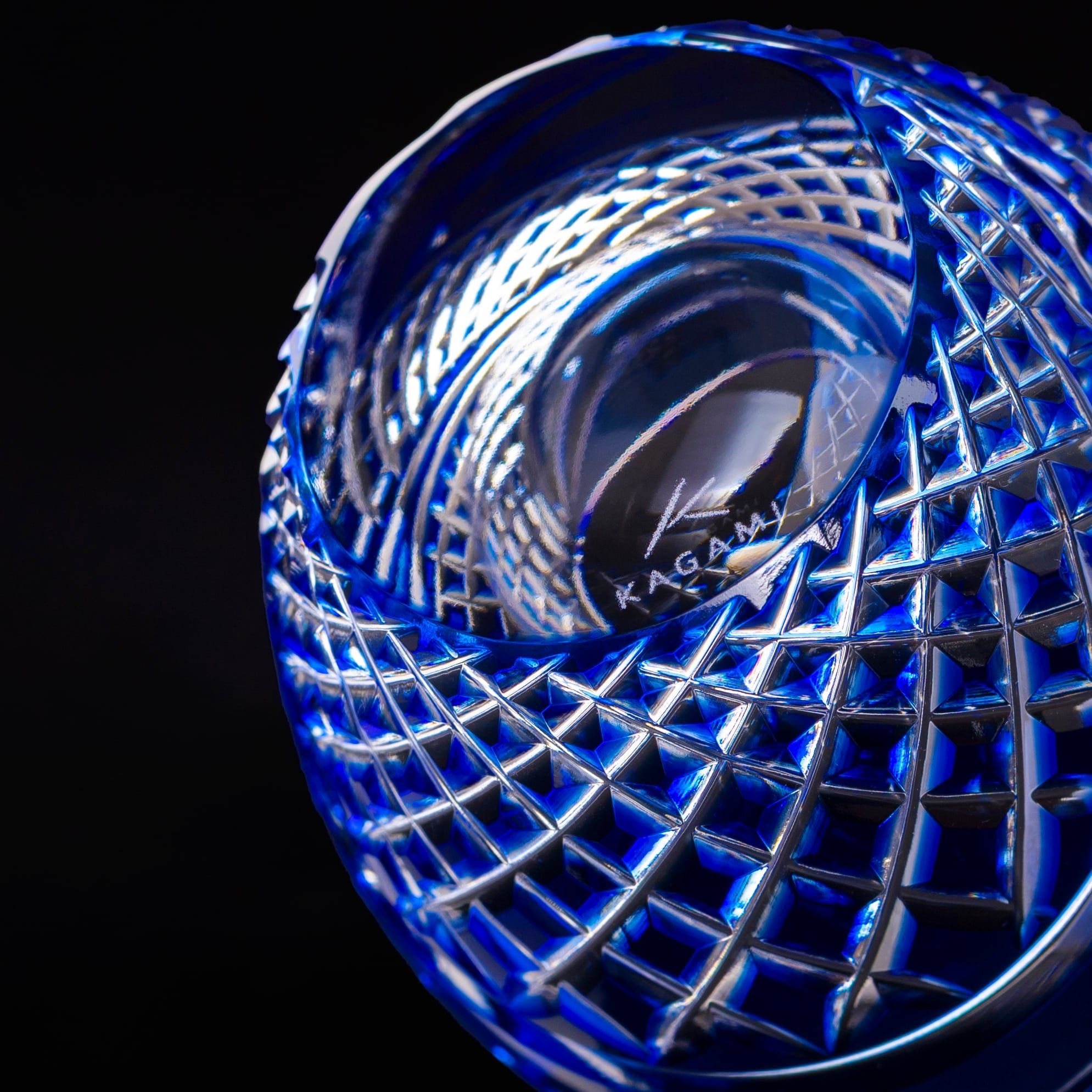  Ly pha lê sake Edo Kiriko “Fish scales strip" 80ml màu xanh cobalt | Kagami Crystal T535 - 2044-CCB 