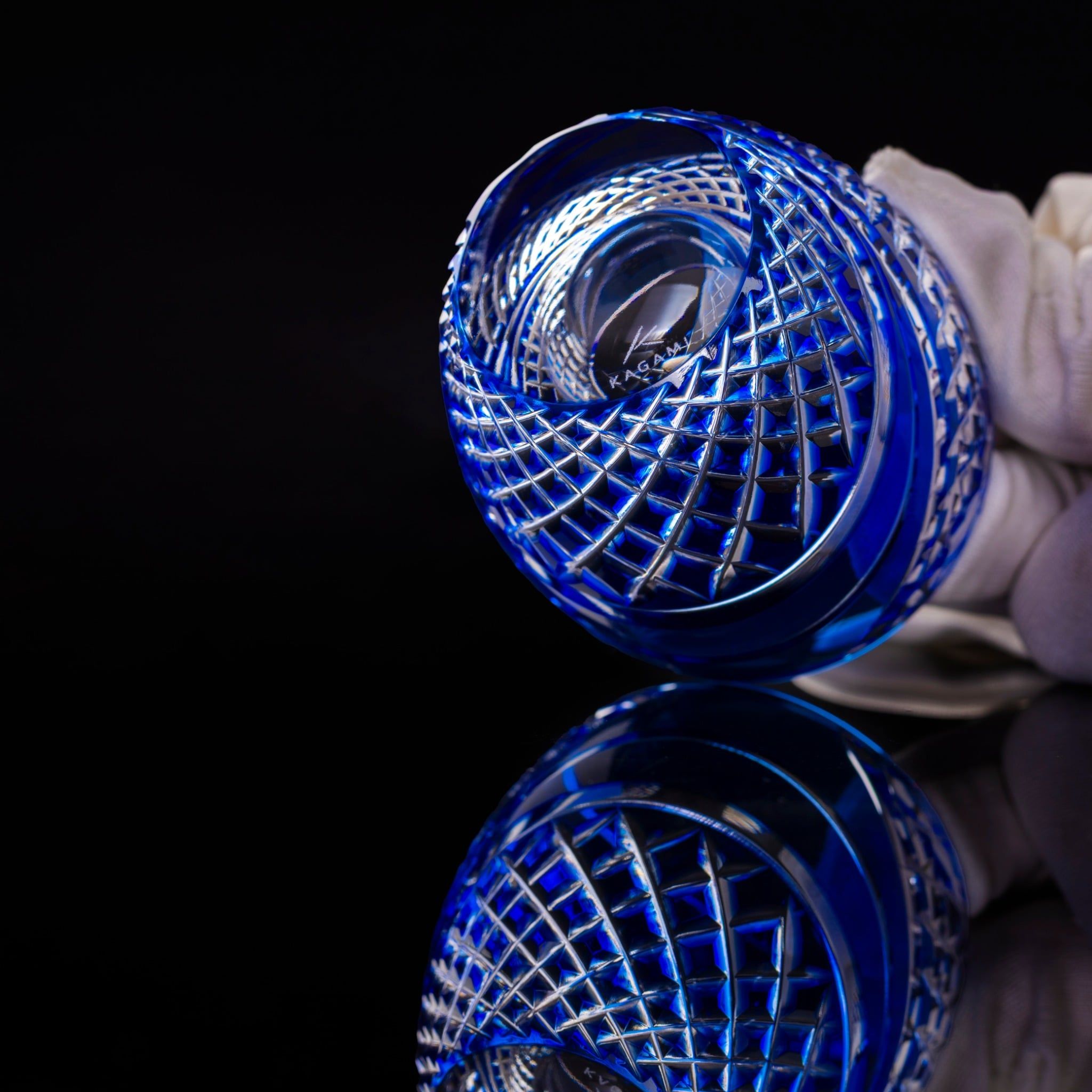  Ly pha lê sake Edo Kiriko “Fish scales strip" 80ml màu xanh cobalt | Kagami Crystal T535 - 2044-CCB 