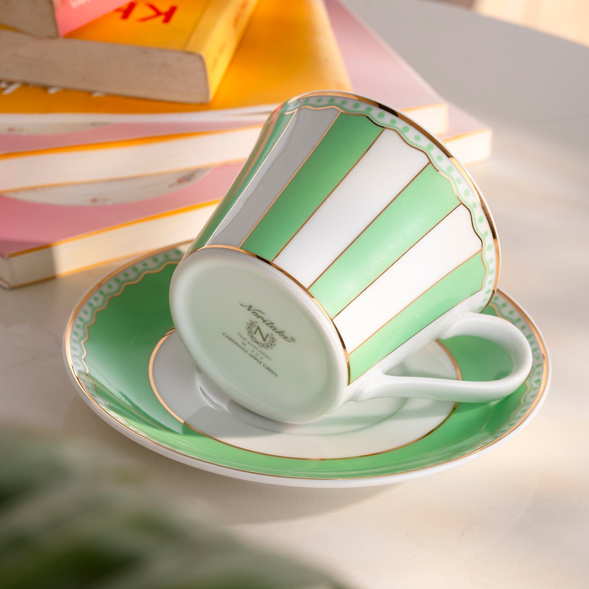  Bộ ấm chén uống trà (ấm 630ml, chén 250ml) 13 món sứ trắng (xanh lá pastel) | CRNIVL Apple Green M-252L - T014M 