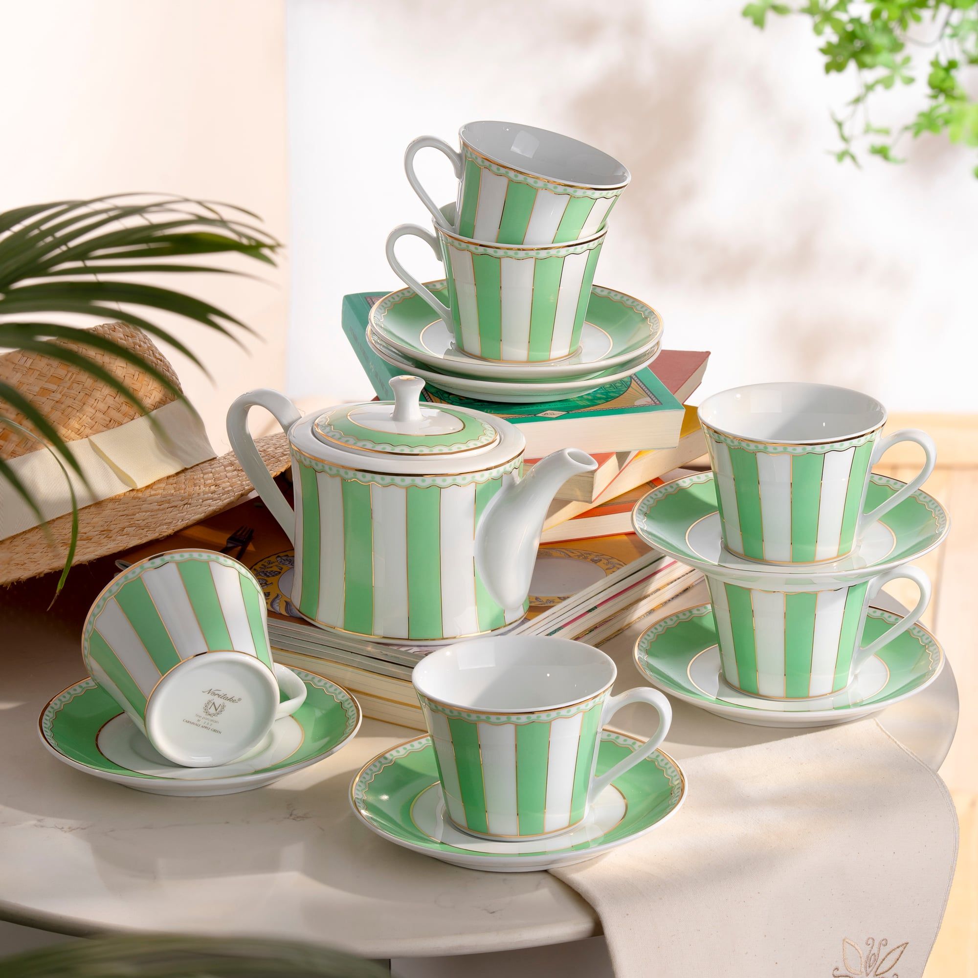  Bộ ấm chén uống trà (ấm 630ml, chén 250ml) 13 món sứ trắng (xanh lá pastel) | CRNIVL Apple Green M-252L - T014M 