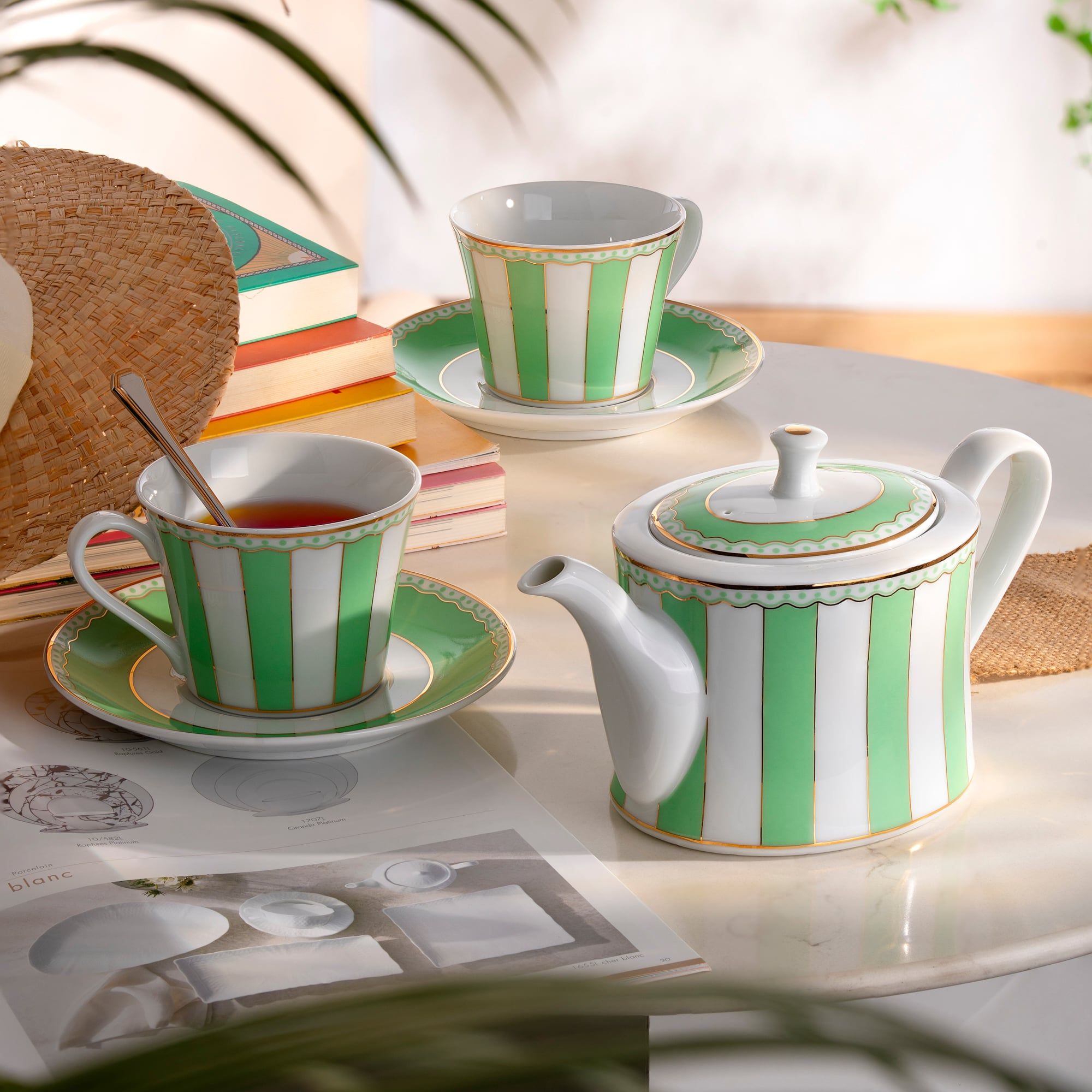  Bộ ấm chén uống trà (ấm 630ml, chén 250ml) 13 món sứ trắng (xanh lá pastel) | CRNIVL Apple Green M-252L - T014M 