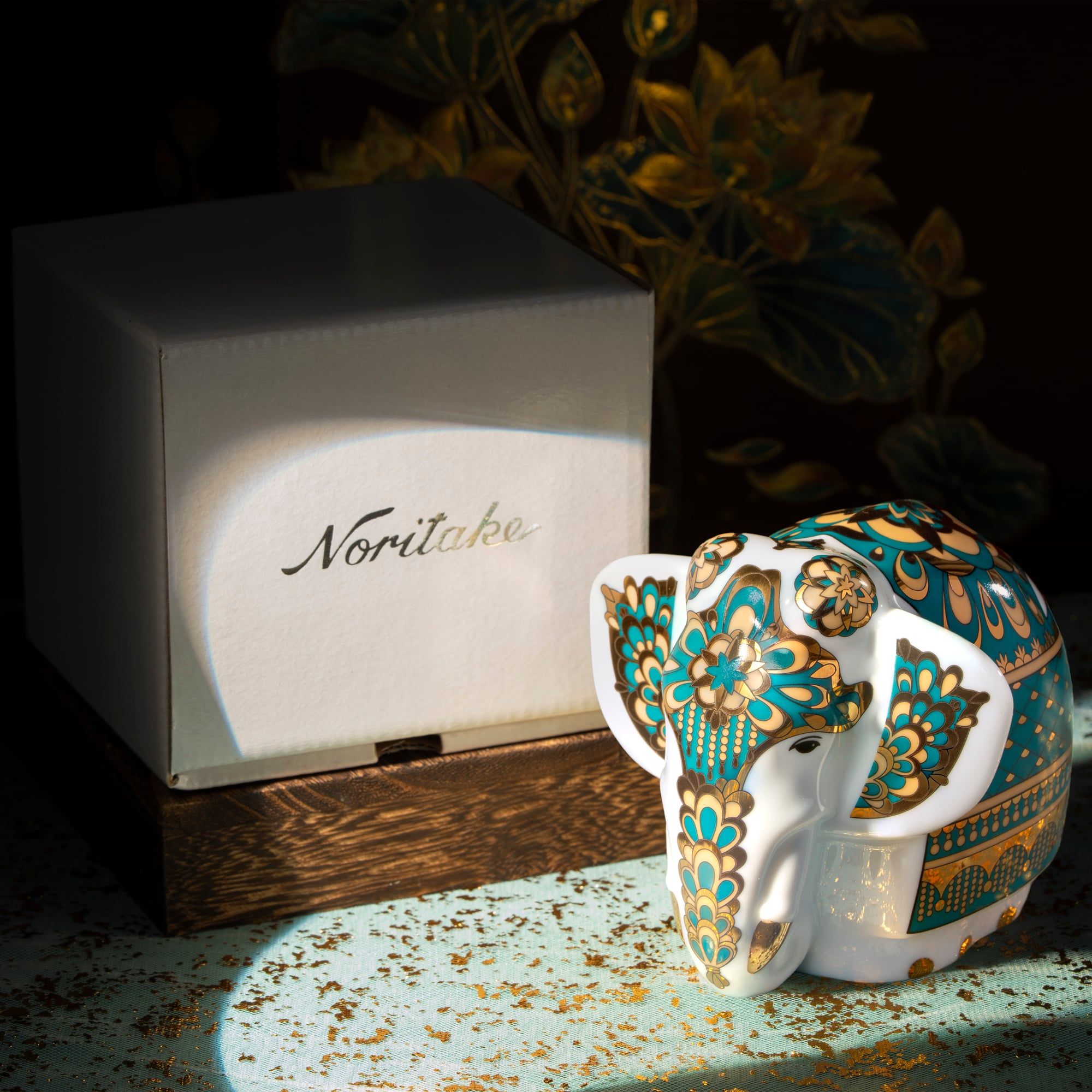  Tượng voi Như Ý sứ trắng cao cấp họa tiết xanh lá  | Tea Canister Elephant M-690L - T91379K 