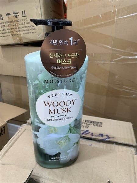 ON THE BODY_Sữa Tắm Body Wash Woody Musk 1100ml (Xanh Ngọc)