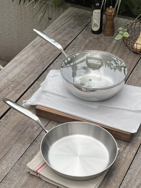 CHẢO INOX NGUYÊN KHỐI SÂU LÒNG TAY CẦM DÀI 5 LỚP CÓ NẮP KÍNH